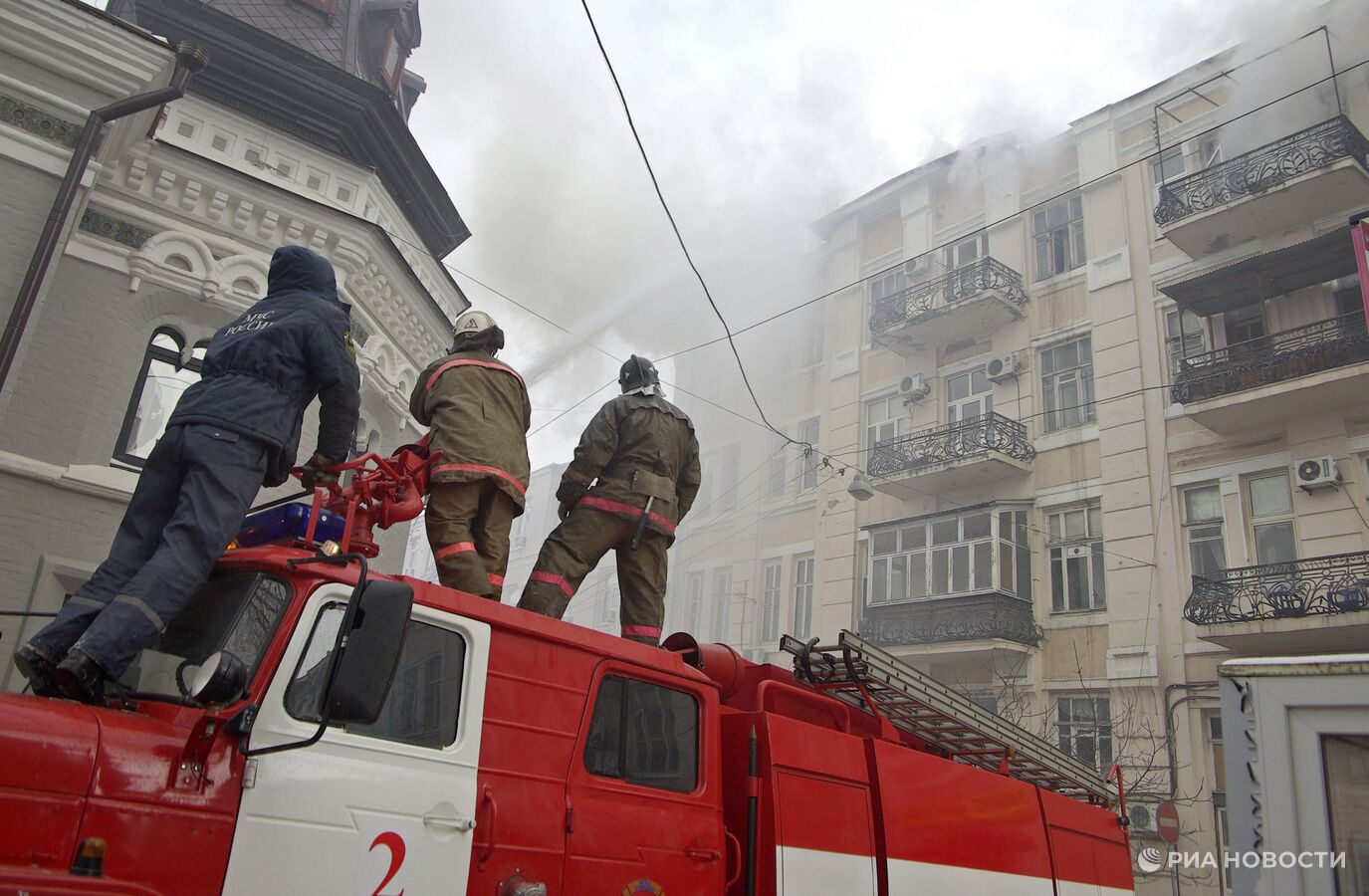 Спасатели выехали в микрорайон Ростова-на-Дону, где горят квартиры