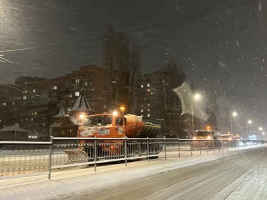 В связи с усилением снегопада в Ростове увеличено количество снегоуборочной техники