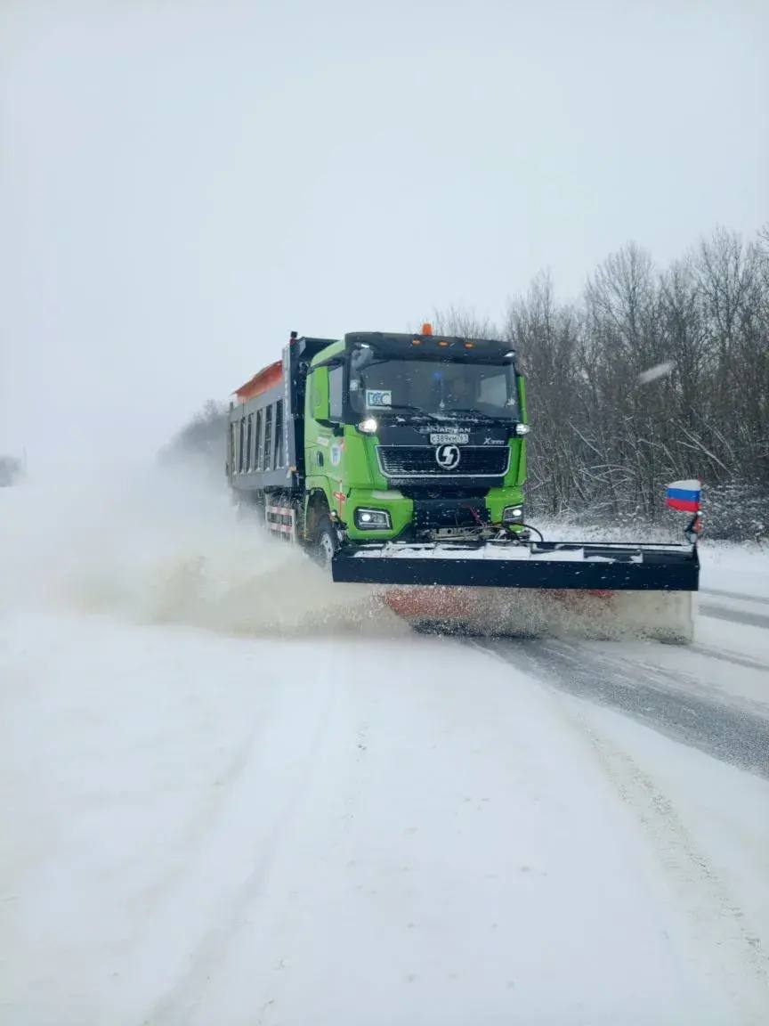 Вся дорожная техника в строю: расчистка снега в Ростовской области