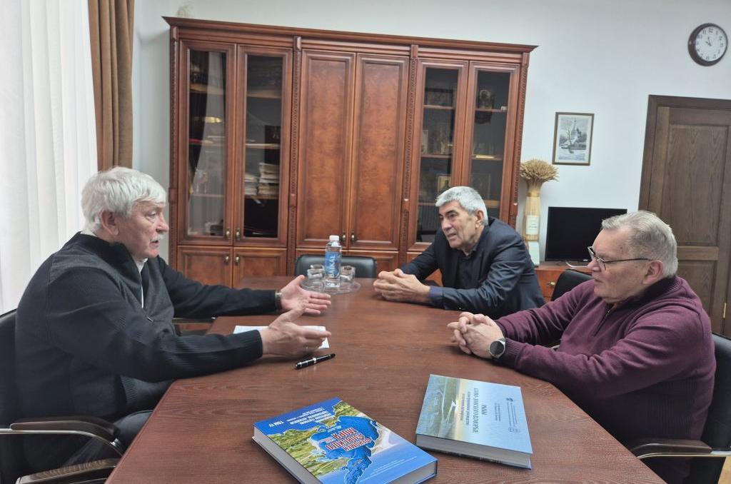 Заместитель Председателя Законодательного Собрания Ростовской области – председатель комитета по аграрной политике Вячеслав Василенко вместе с директором Южного научного центра Российской академии наук Сергеем Бердниковым...