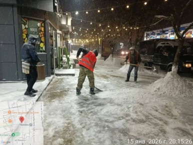 Провёл оперативное совещание по работе городских служб в условиях сильного снегопада