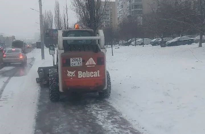 В связи с метелью коммунальные службы города задействуют на уборке города дополнительную технику