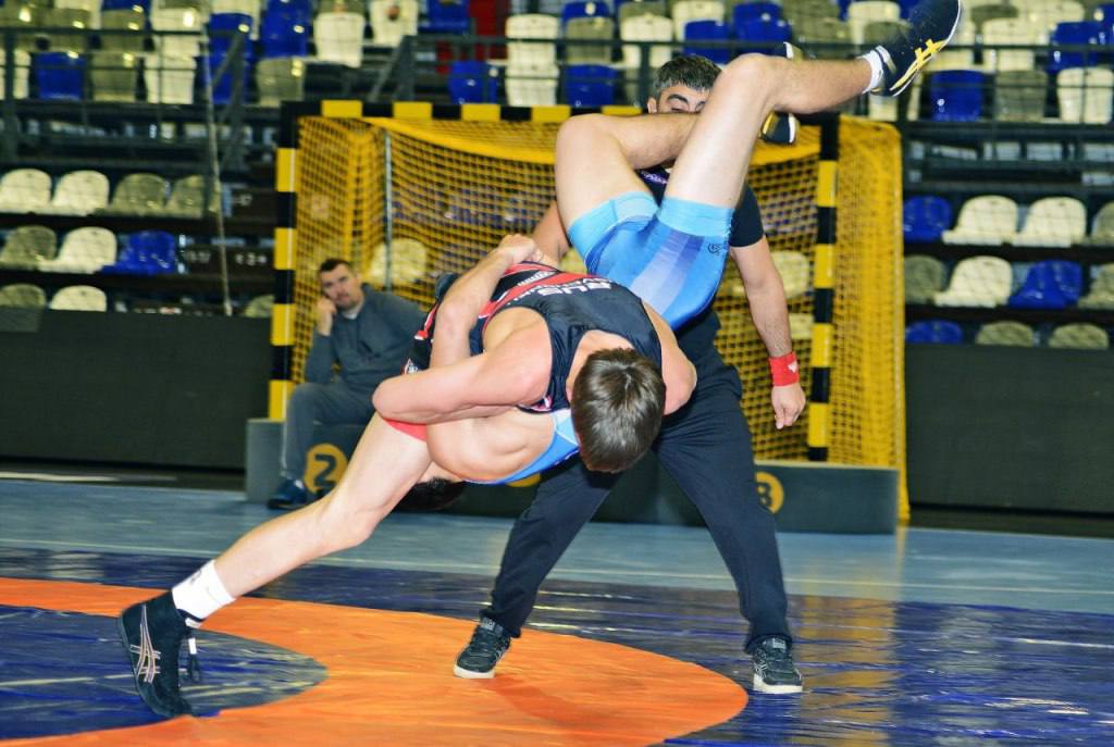 Ростовские спортсмены стали лидерами на окружных соревнованиях по борьбе и легкой атлетике