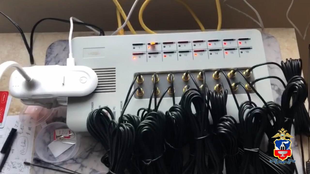Полиция выявила узел связи телефонных аферистов, работу которого обеспечивала жительница Бийска