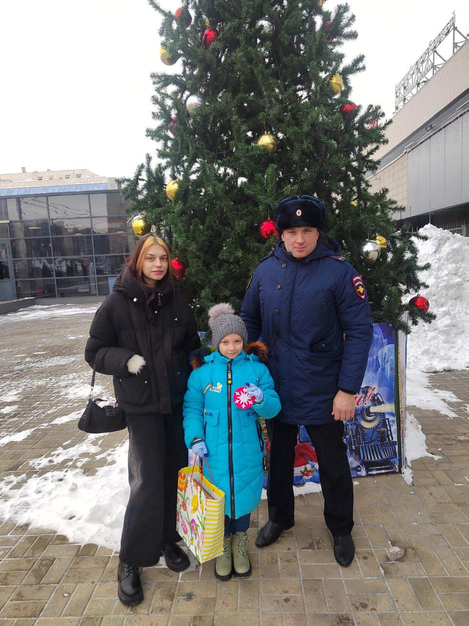 Сотрудники Ростовского линейного управления МВД России на транспорте приняли участие во Всероссийской благотворительной акции «Елка желаний»