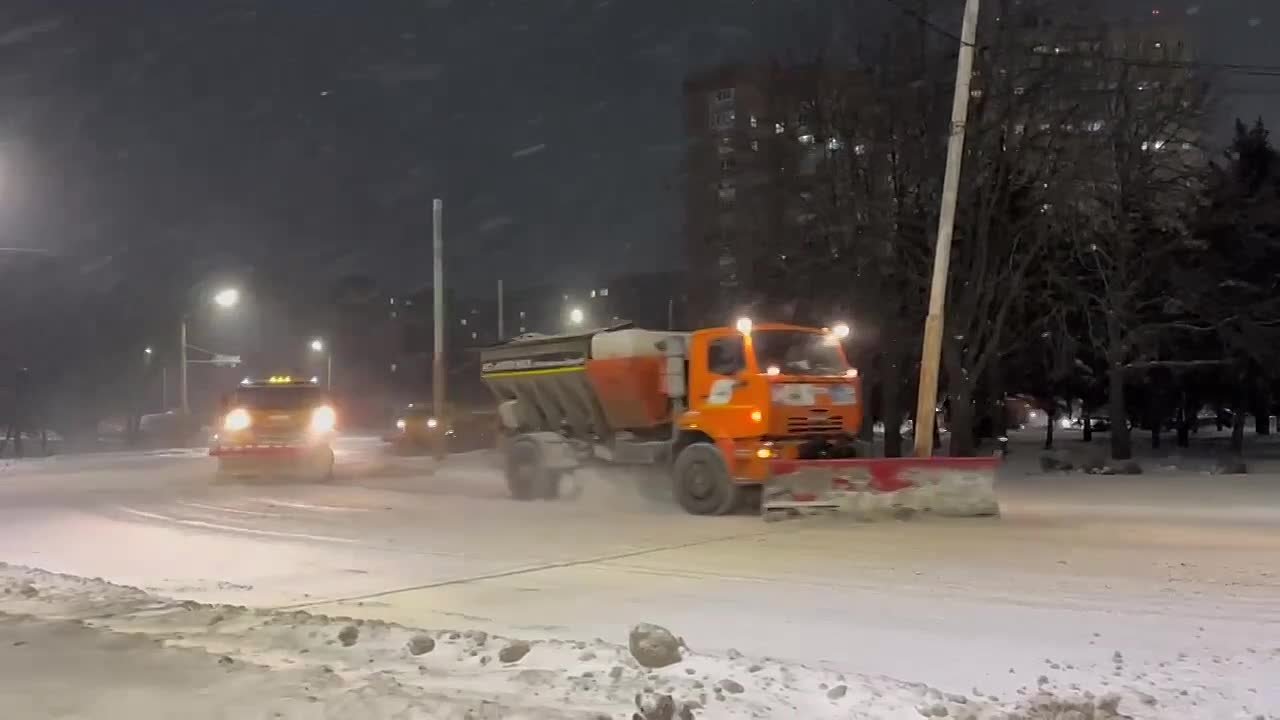 Коммунальная техника всю ночь расчищала от снега дороги, тротуары и остановки в Ростове