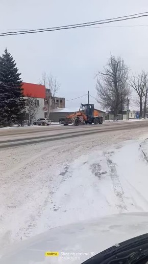 Снегопад в городе Шахты стихает, но техника продолжает работу