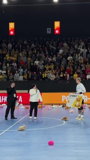 Наши девушки показали красивую победную игру, а еще собрали целый мишкопад!