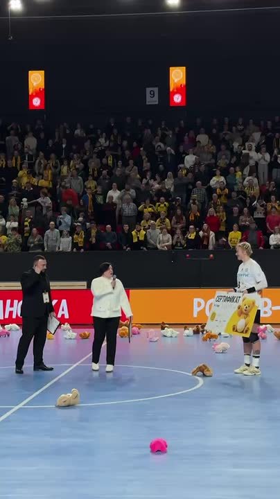 Наши девушки показали красивую победную игру, а еще собрали целый мишкопад!