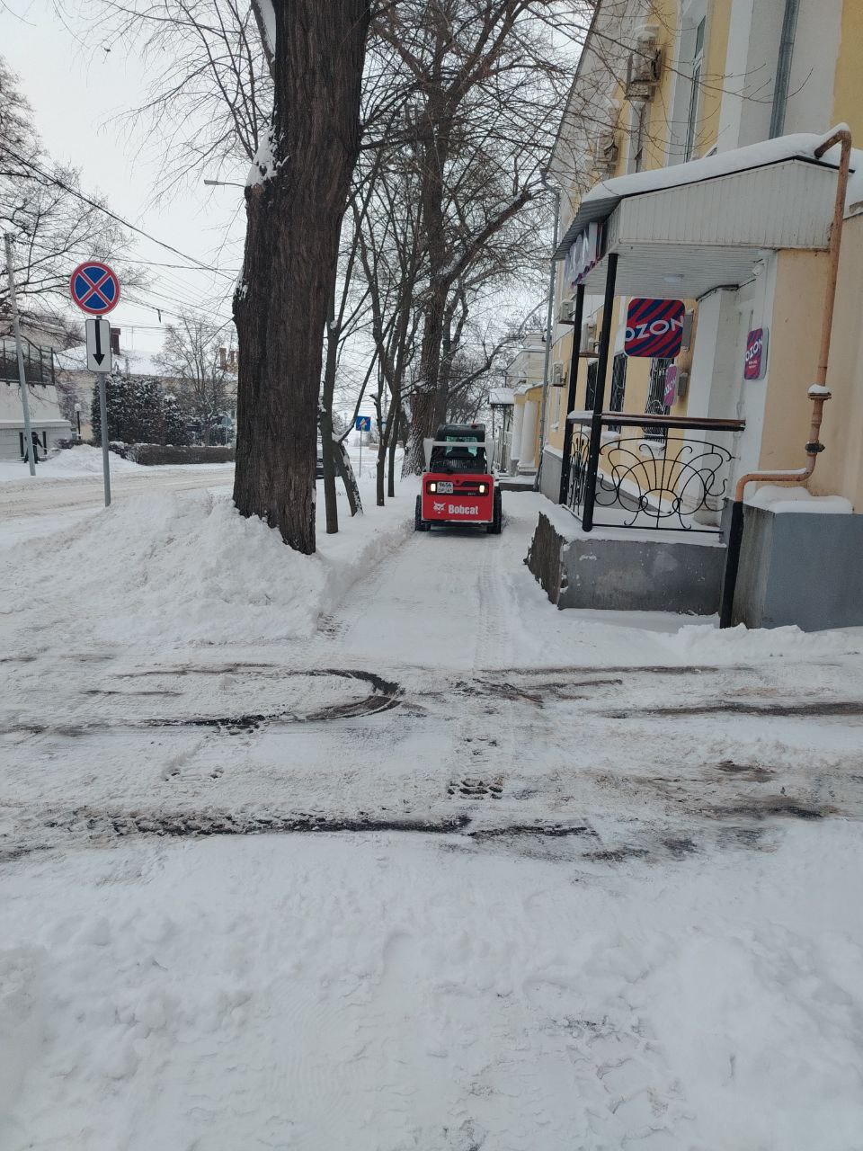 Несмотря на то что снегопад и сильный ветер не прекращались, наши коммунальные службы работали беспрерывно всю ночь, чтобы обеспечить безопасность дорог