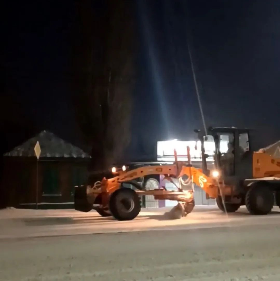Ночью коммунальные службы города Шахты непрерывно работали над расчисткой дорог от снега, пройдя каждый маршрут три раза