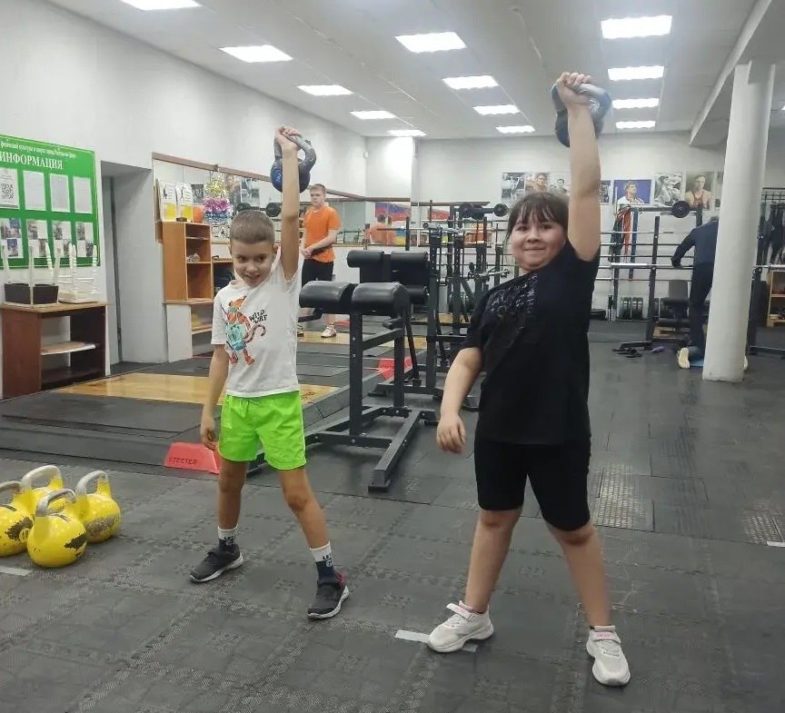 В клубе тяжелой атлетике проходят регулярные тренировки по гиревому спорту для детей