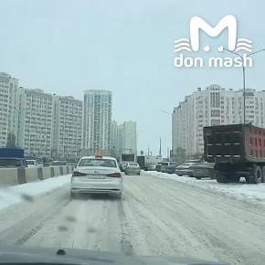 Коммунальщики убирают снег по всему Ростову