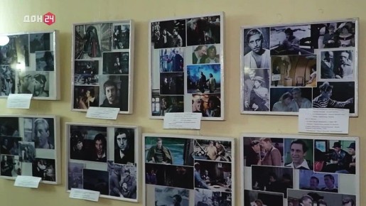 «Приехал я на выставку извне, С неё уже другие сняли пенки. Да! Не забудут те, кто на стене, Тех, кто у стенки»