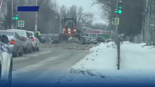 По обращениям жителей. На пересечении улицы Ионова и переулка Комиссаровский зафиксировано образование наледи