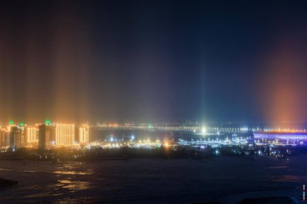 Световые столбы в небе над Ростовом-на-Дону сняли в ночь на вторник, 27 января