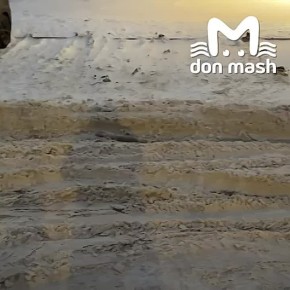 Мамочки показали, по какой снежной каше-малаше им пришлось шагать, чтобы забрать детей со школы в Левенцовке