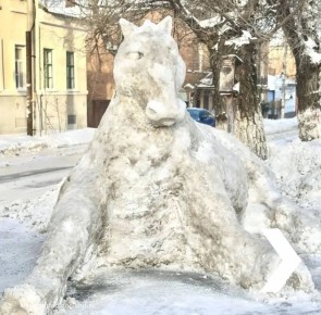 Новочеркасский пожарный Сергей Шельпов вновь порадовал горожан, создав очередной зимний шедевр