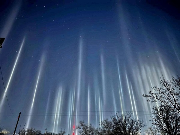 Что это за явление: жители Ростовской области запечатлели световые столбы
