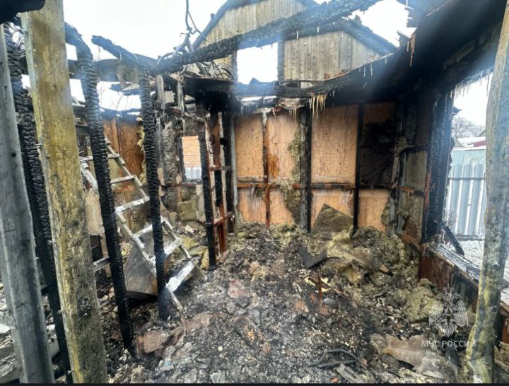 Мужчина и дети 4-х и 5-ти лет спаслись на пожаре в Шахтах