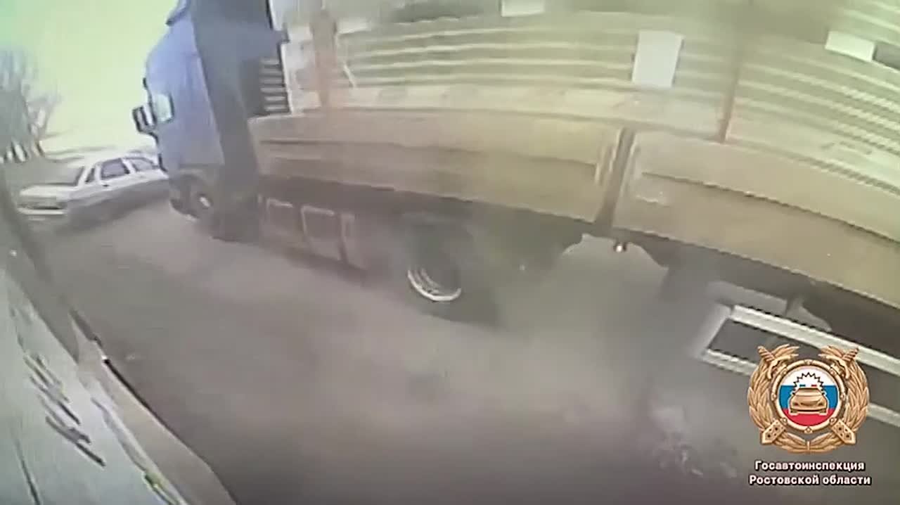 Водитель "ВАЗа" погиб в аварии с грузовиком в Неклиновском районе, его пассажир пострадал