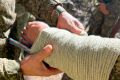 Военнослужащие, заключившие первый контракт с Минобороны России, осваивают навыки штурмовых действий и оказания первой помощи