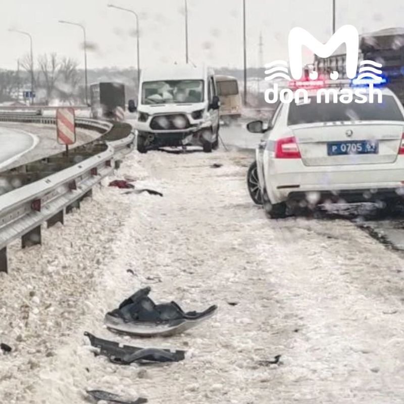 Микроавтобус с людьми занесло и ударило об отбойник на обледеневшей трассе Азов — Ростов