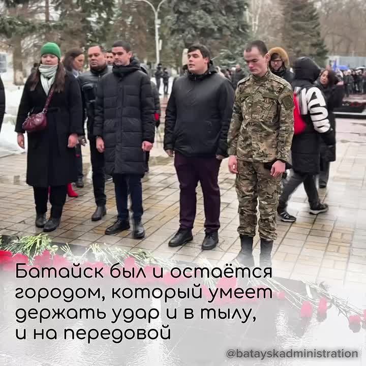 Сегодня у мемориала «Клятва поколений» возложили гирлянду Славы и цветы в память об освобождении нашего города от немецко-фашистских захватчиков