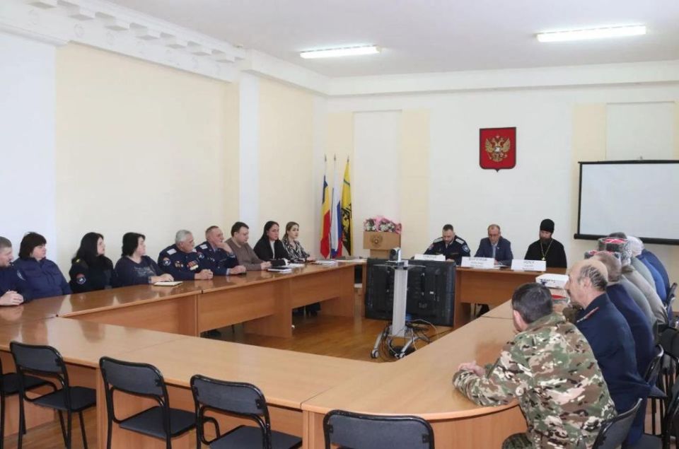 В Администрации города Шахты состоялась встреча с представителями казачьих обществ муниципального образования «Город Шахты», посвященная вопросам взаимодействия, развития казачества и укрепления общественной безопасности