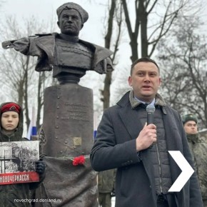 У здания бывшей школы № 17 на пересечении Красного спуска и ул. Александровской прошел памятный митинг-концерт