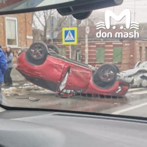 "Омода" опрокинулась на крышу после столкновения с "десяткой" в Ростове