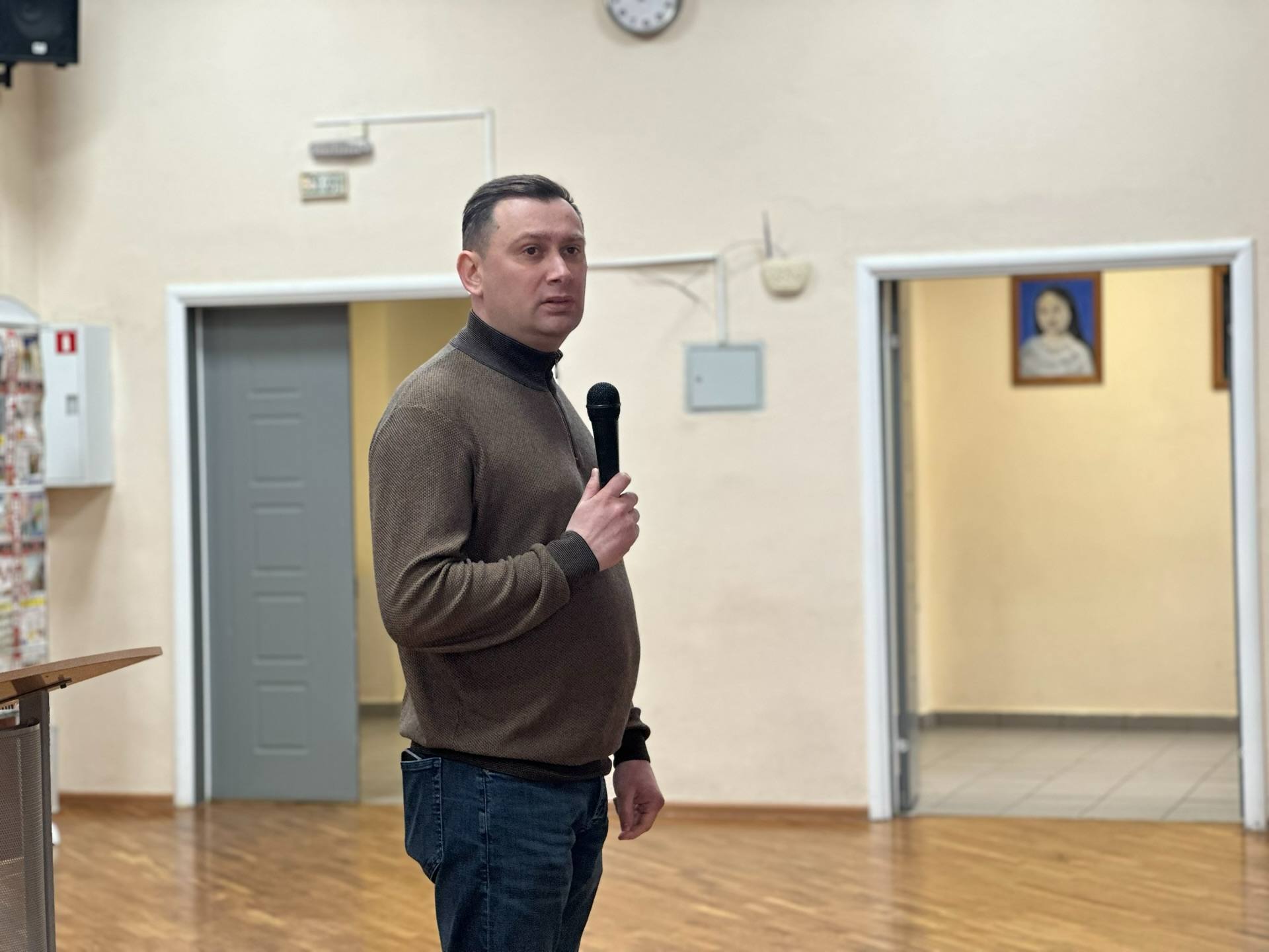 Провел встречу с жильцами дома, где произошло частичное обрушение кровли