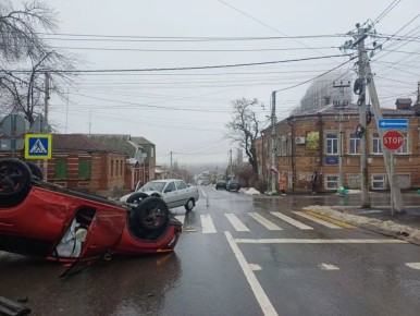 В Ростове-на-Дону перевернулся автомобиль