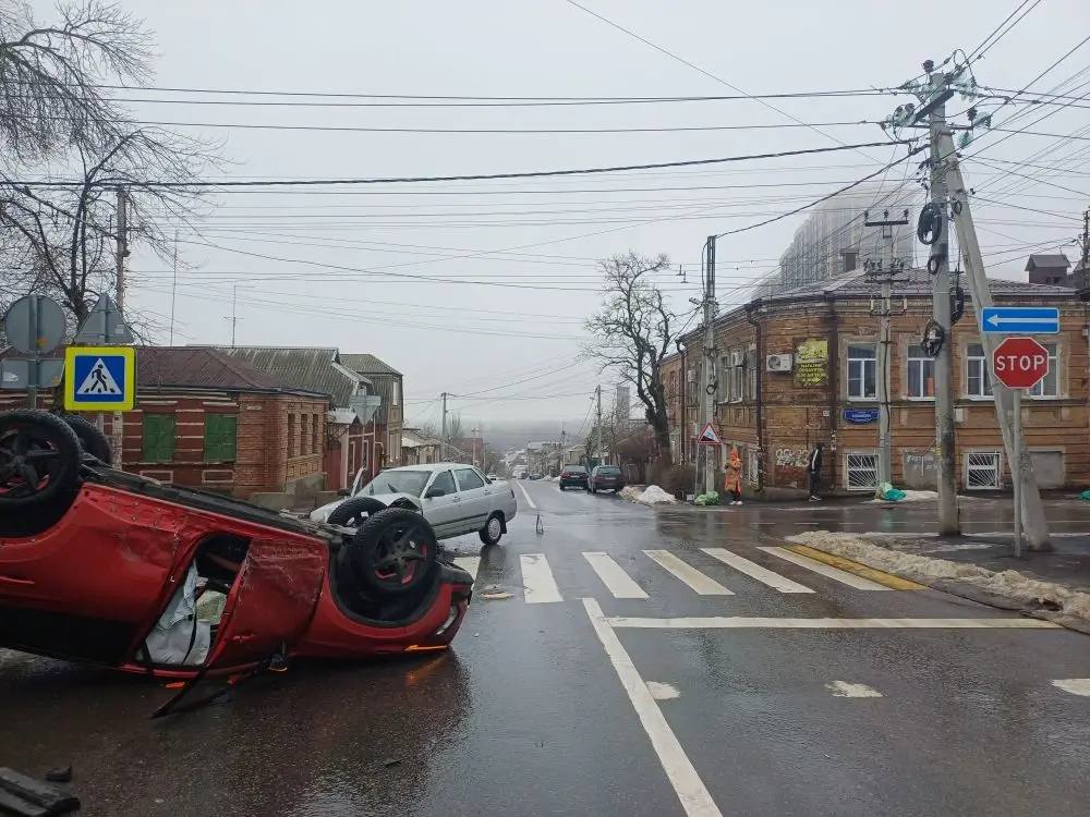 В Ростове-на-Дону перевернулся автомобиль