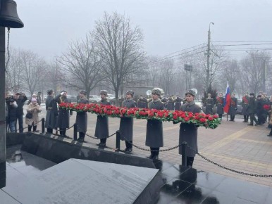 В Ростове состоялась церемония возложения гирлянды Славы и цветов