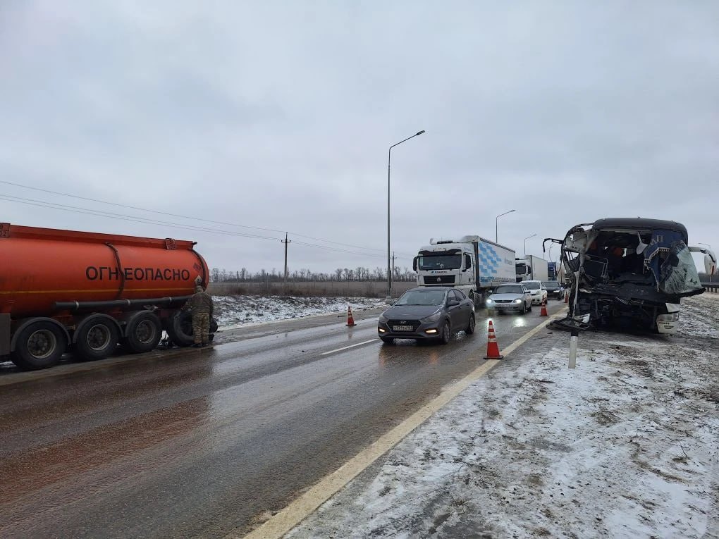 В Миллеровском районе в ДТП с автобусом и бензовозом пострадали 4 человека