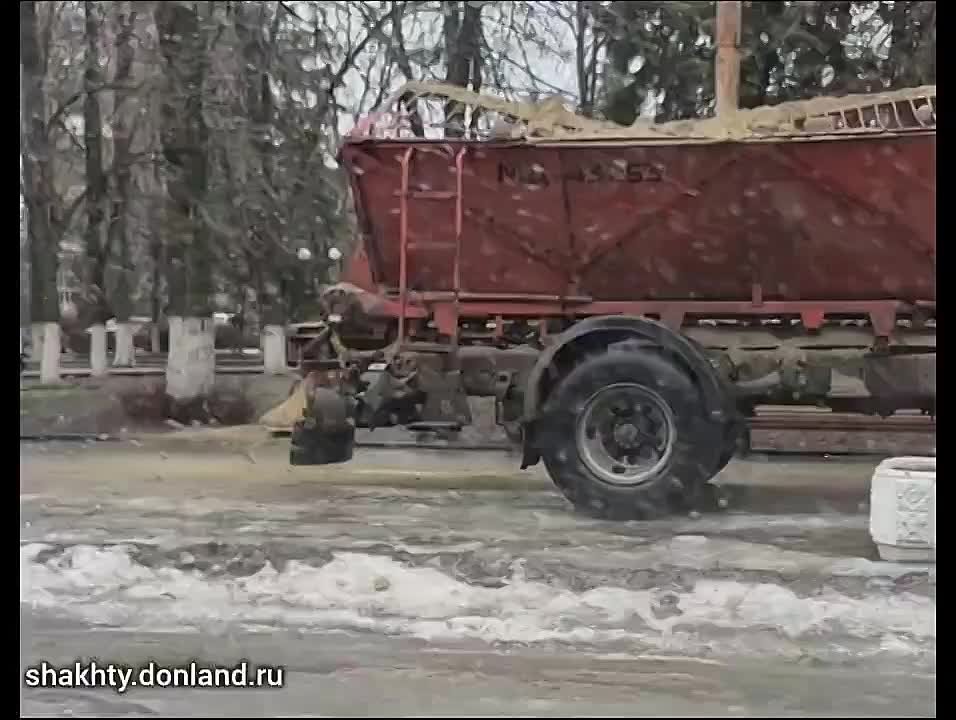 Осторожно, гололед!. В Шахтах с 2 часов ночи 18 февраля начата активная работа по обработке дорог и тротуаров от скользкости