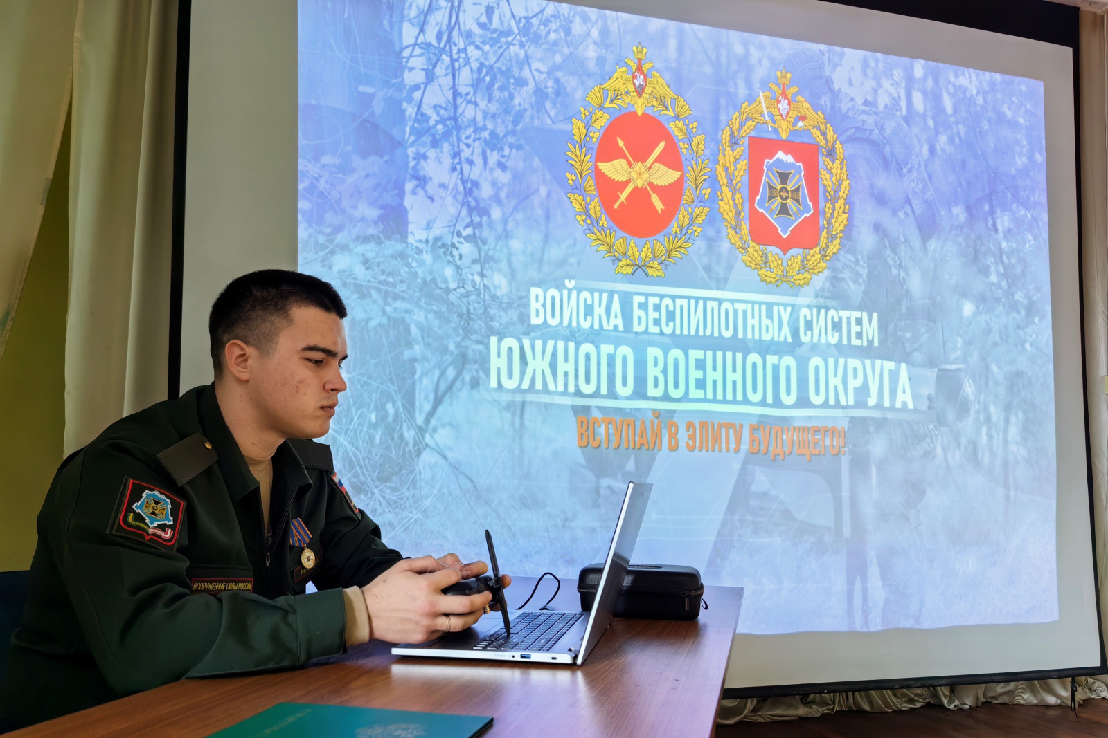 В ходе проведения профориентационных занятий студентам СПО рассказывают о беспилотных войсках
