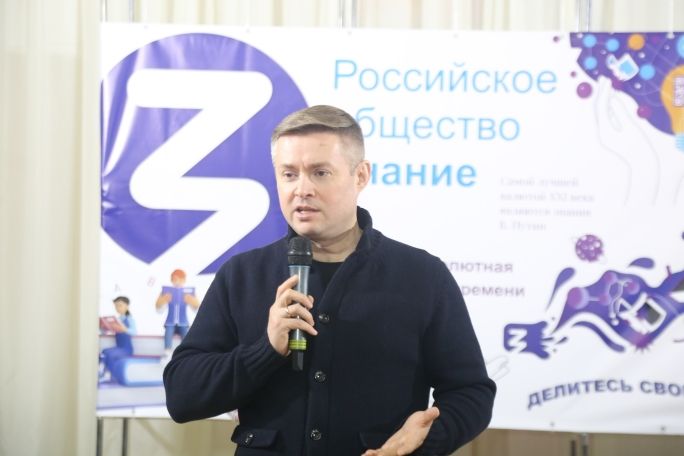 Студенты шахтинского колледжа встретились с телеведущим Сергеем Тугушевым в рамках «Чтецких программ» общества «Знание»