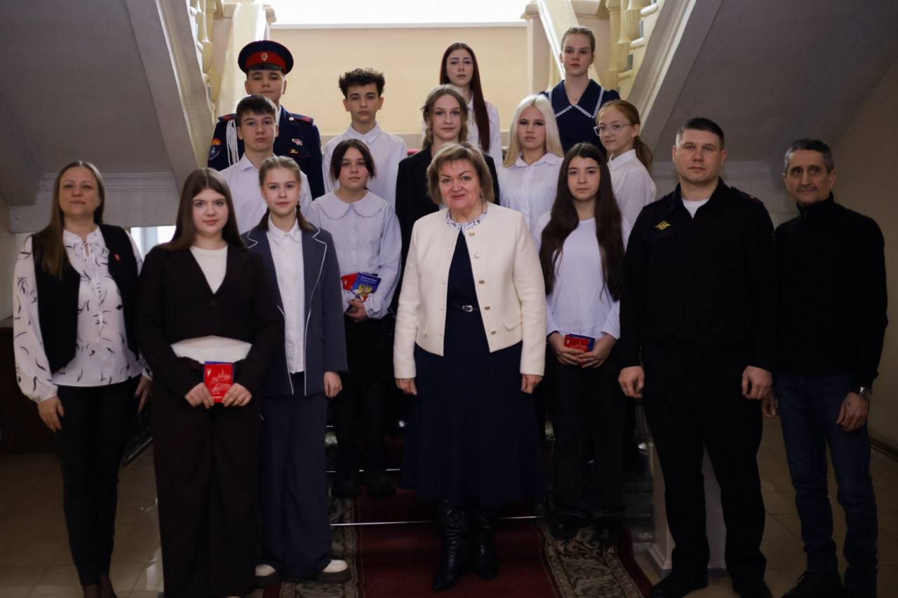 В преддверии Дня защитника Отечества 12 юных шахтинцев получили свои первые паспорта