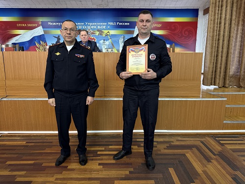 Полицейские Волгодонска возложили цветы к мемориальному обелиску в память о погибших сотрудниках