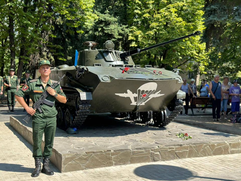 Уважаемые новочеркасцы! Поздравляю вас с Днём защитника Отечества