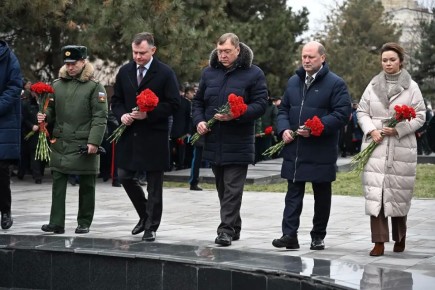 Александр Ищенко и депутаты донского парламента почтили память павших воинов