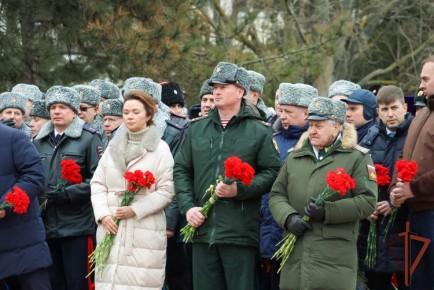 Представители командования Южного округа Росгвардии приняли участие в возложении цветов в Ростовской области
