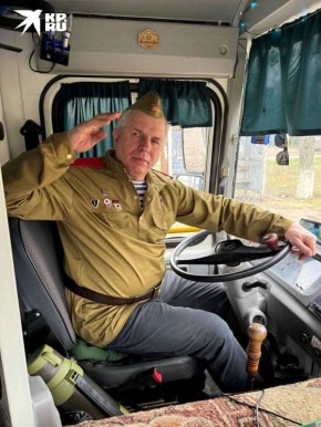 Водитель из Азовского района Александр Девятил снова устроил сюрприз для пассажиров