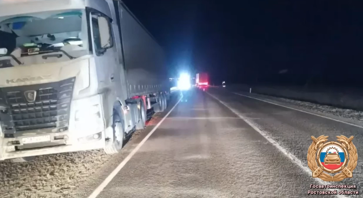 На донской трассе КамАЗ насмерть сбил пешехода