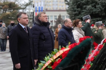 В Ростове возложили цветы к Вечному огню у мемориального комплекса «Павшим воинам»