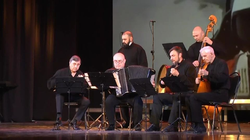 Дорогие таганрожцы!. Поздравляю вас с Днём защитника Отечества!