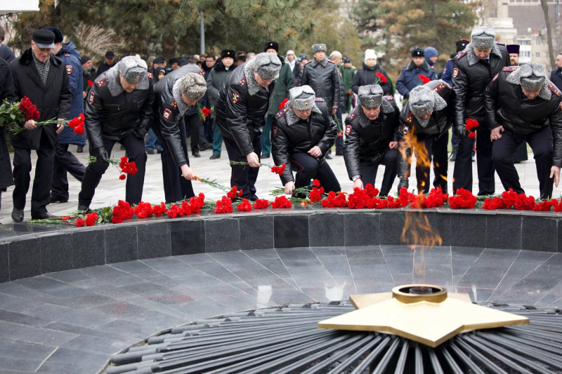 Начальник ГУ МВД России по Ростовской области Александр Речицкий принял участие в церемонии возложения венков к Вечному огню на Мемориальном комплексе «Павшим воинам» в День защитника Отечества