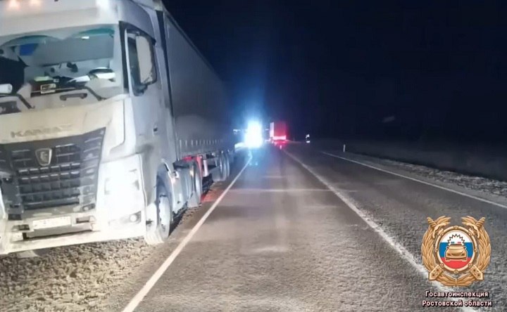 В Морозовском районе грузовик насмерть сбил 29-летнего мужчину